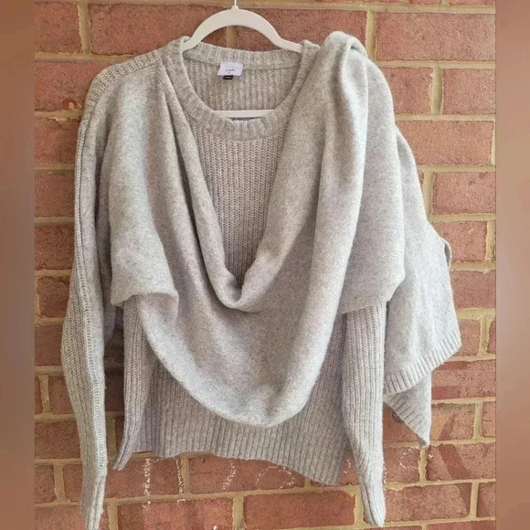 CAbi Nip Sweater With a long shawl extending from hand to shoulder 69×28 - Picture 3 of 12